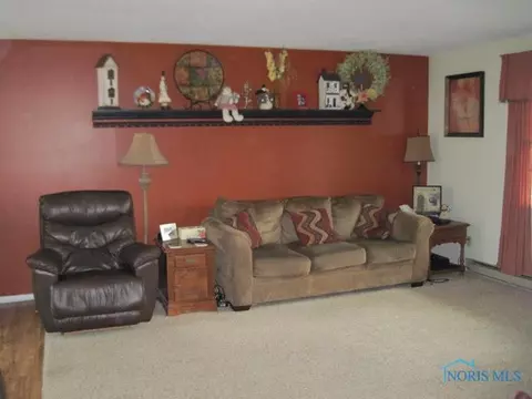 1109 Colonial, Bryan, OH 43506 photo 2