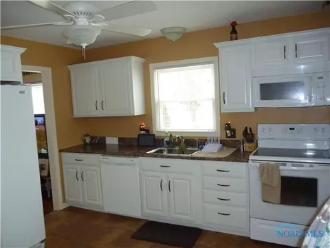 825 Wall St, Maumee, OH 43537 photo 4