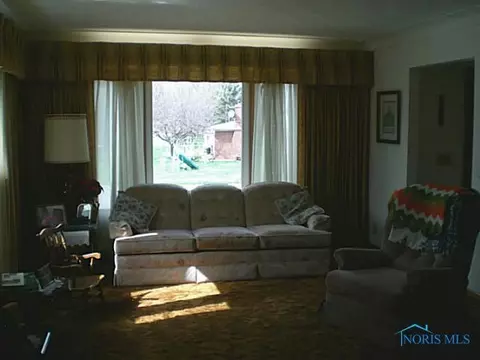936 E Graceway Dr, Napoleon, OH 43545 photo 2