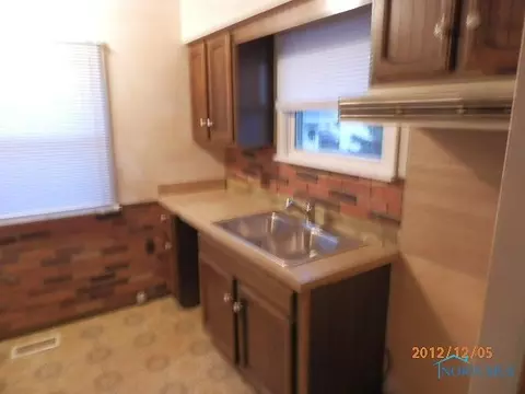 215 E Perry St, Walbridge, OH 43465 photo 6