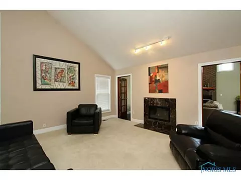 3801 Farmbrook Dr, Sylvania, OH 43560 photo 3