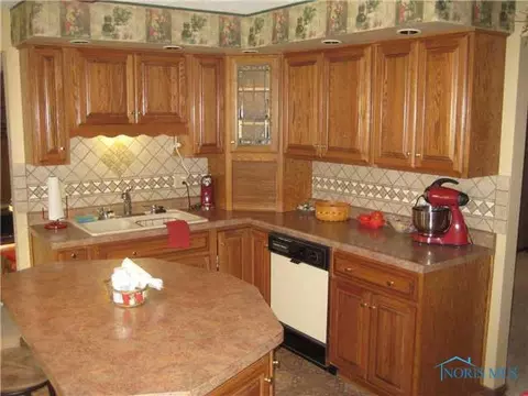 202 Lakeview Dr, Bryan, OH 43506 photo 4