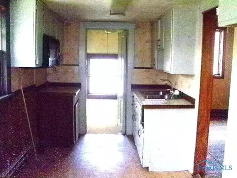 212 E Walnut St, North Baltimore, OH 45872 photo 3