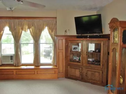 203 W Franklin St, Edon, OH 43518 photo 2