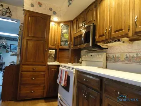 200 E Perry St, Walbridge, OH 43465 photo 7