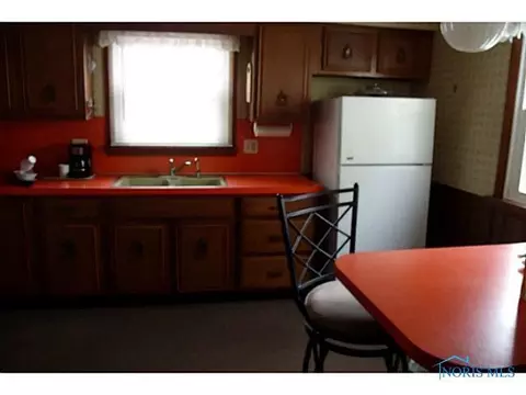 5844 Willacker Rd, Oregon, OH 43616 photo 3