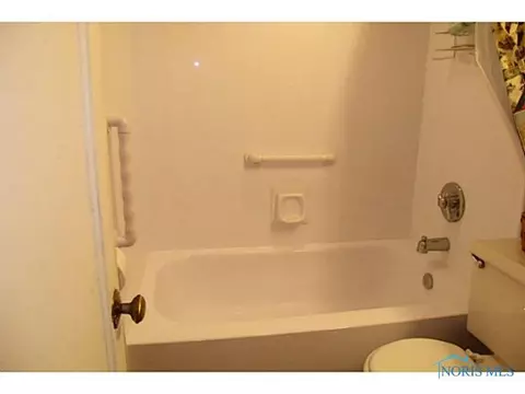 5844 Willacker Rd, Oregon, OH 43616 photo 10