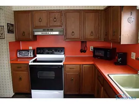 5844 Willacker Rd, Oregon, OH 43616 photo 2