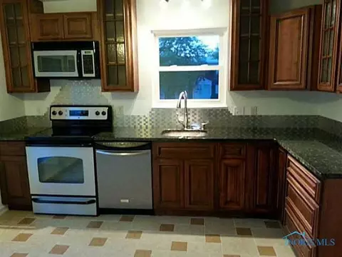 321 Ember Dr, Oregon, OH 43616 photo 3