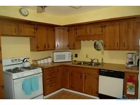 203 Ivy Ct, Walbridge, OH 43465 photo 3