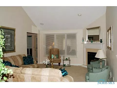 4371 E Crystal Ridge Dr, Maumee, OH 43537 photo 2