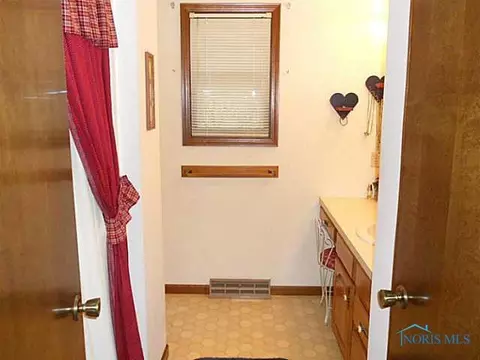 137 Oak Meadows Dr, Bryan, OH 43506 photo 8