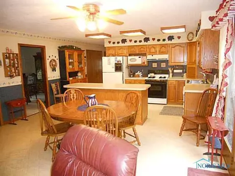 137 Oak Meadows Dr, Bryan, OH 43506 photo 2