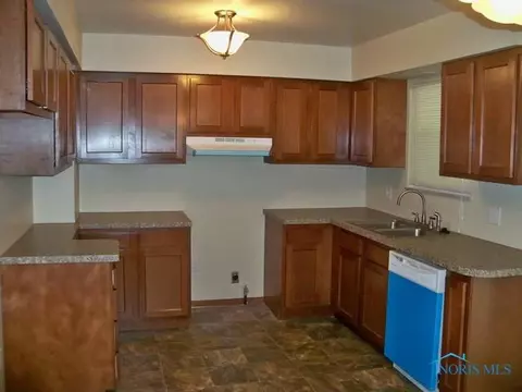 2327 Valeway Dr, Toledo, OH 43613 photo 3