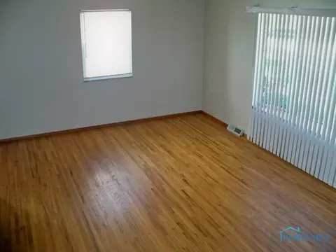 2327 Valeway Dr, Toledo, OH 43613 photo 2