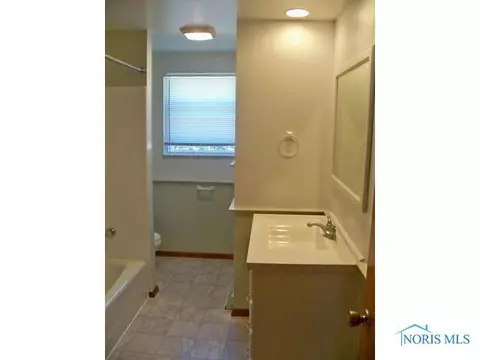 2327 Valeway Dr, Toledo, OH 43613 photo 16