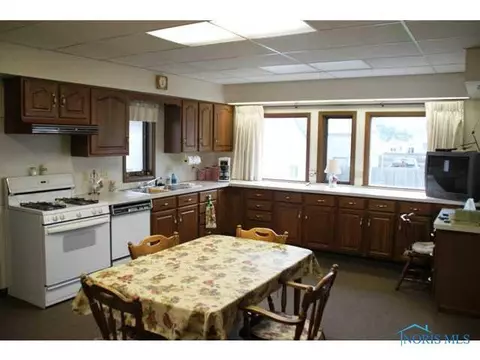 1025 Grasser St, Oregon, OH 43616 photo 5
