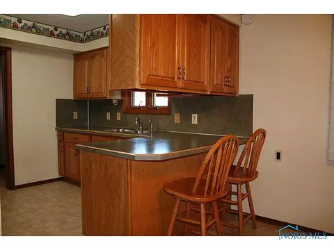 3112 Springtime Dr, Oregon, OH 43616 photo 3