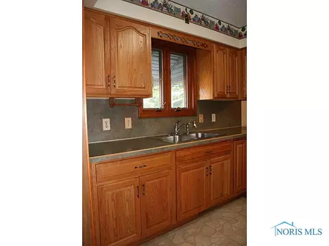 3112 Springtime Dr, Oregon, OH 43616 photo 4