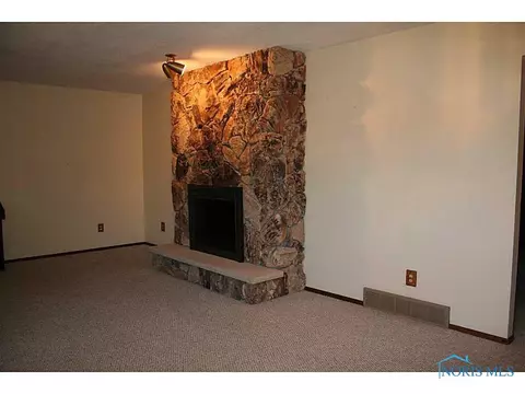 3112 Springtime Dr, Oregon, OH 43616 photo 2
