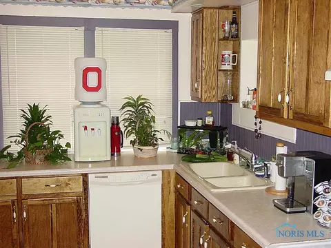 727 S Walnut St, Bryan, OH 43506 photo 3