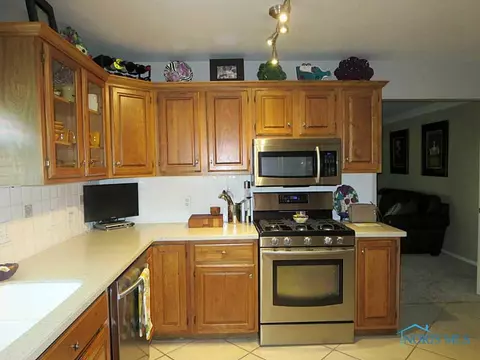 2221 Maple Tree Dr, Maumee, OH 43537 photo 8