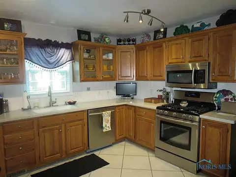 2221 Maple Tree Dr, Maumee, OH 43537 photo 9