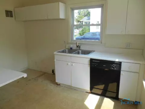 1126 Searles Rd, Toledo, OH 43607 photo 4