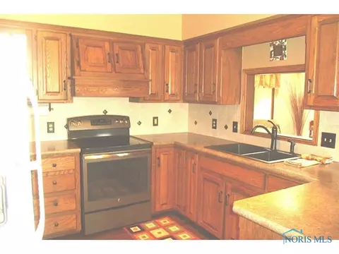 400 E Perry St, Walbridge, OH 43465 photo 5
