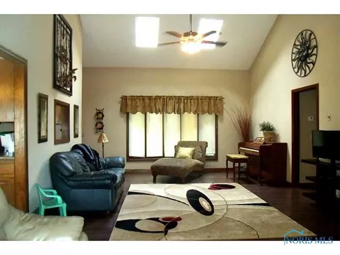 400 E Perry St, Walbridge, OH 43465 photo 3