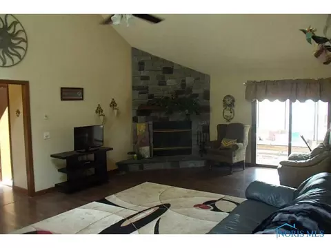400 E Perry St, Walbridge, OH 43465 photo 4
