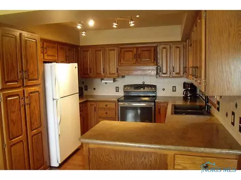 400 E Perry St, Walbridge, OH 43465 photo 6