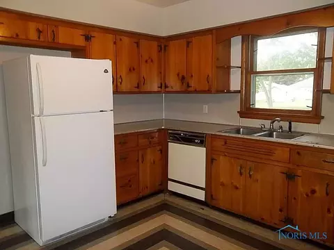 359 E Main St, Oak Harbor, OH 43449 photo 5
