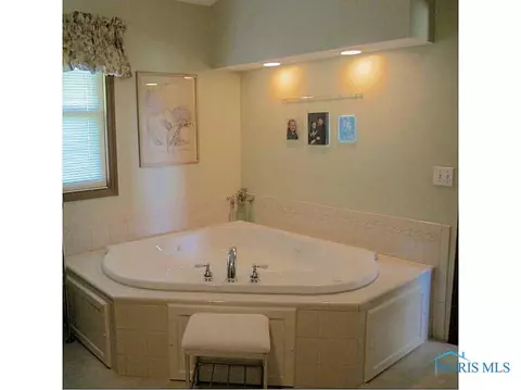 5919 Ayers Rd, Walbridge, OH 43465 photo 9