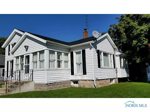 122 N Adrian St, Lyons, OH 43533 photo 2