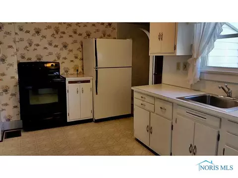122 N Adrian St, Lyons, OH 43533 photo 5