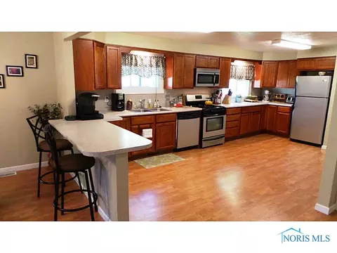 28140 E Broadway, Walbridge, OH 43465 photo 2