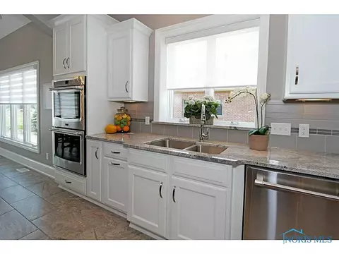 6945 Old Pine Ln, Maumee, OH 43537 photo 1