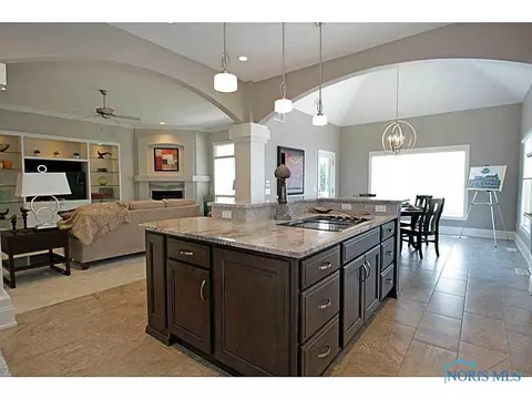 6945 Old Pine Ln, Maumee, OH 43537 photo 2