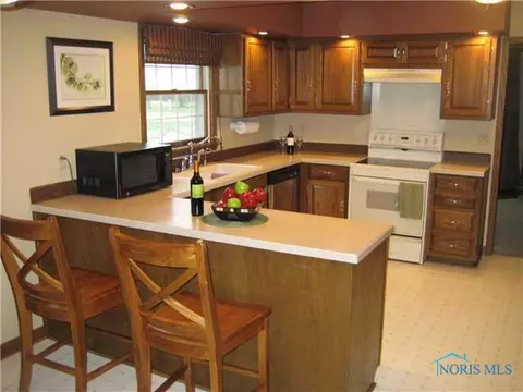 823 Cardinal Dr, Bryan, OH 43506 photo 3