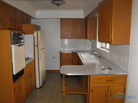 3530 Fleitz Dr, Oregon, OH 43616 photo 2