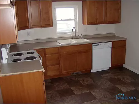 417 W Maple St, Deshler, OH 43516 photo 3