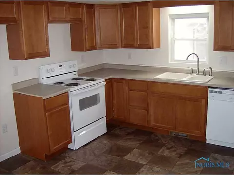 417 W Maple St, Deshler, OH 43516 photo 5