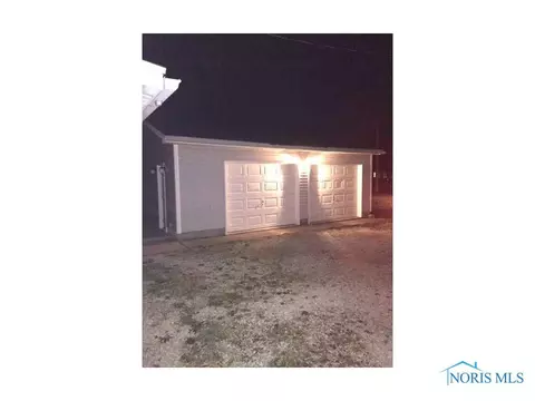 417 W Maple St, Deshler, OH 43516 photo 2