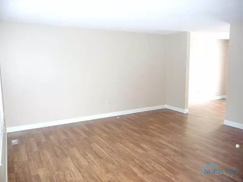561 Richards Rd, Toledo, OH 43607 photo 2