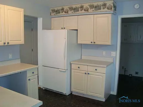 101 Guy St, Walbridge, OH 43465 photo 9