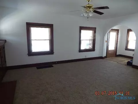 212 E Perry St, Walbridge, OH 43465 photo 8