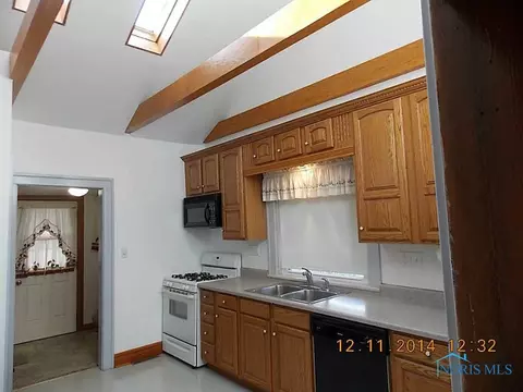 212 E Perry St, Walbridge, OH 43465 photo 13