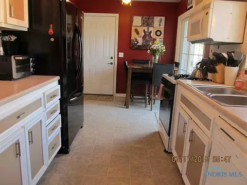 1064 Scribner St, Maumee, OH 43537 photo 5