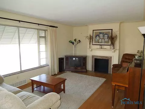 2835 Castleton Ave, Toledo, OH 43613 photo 2